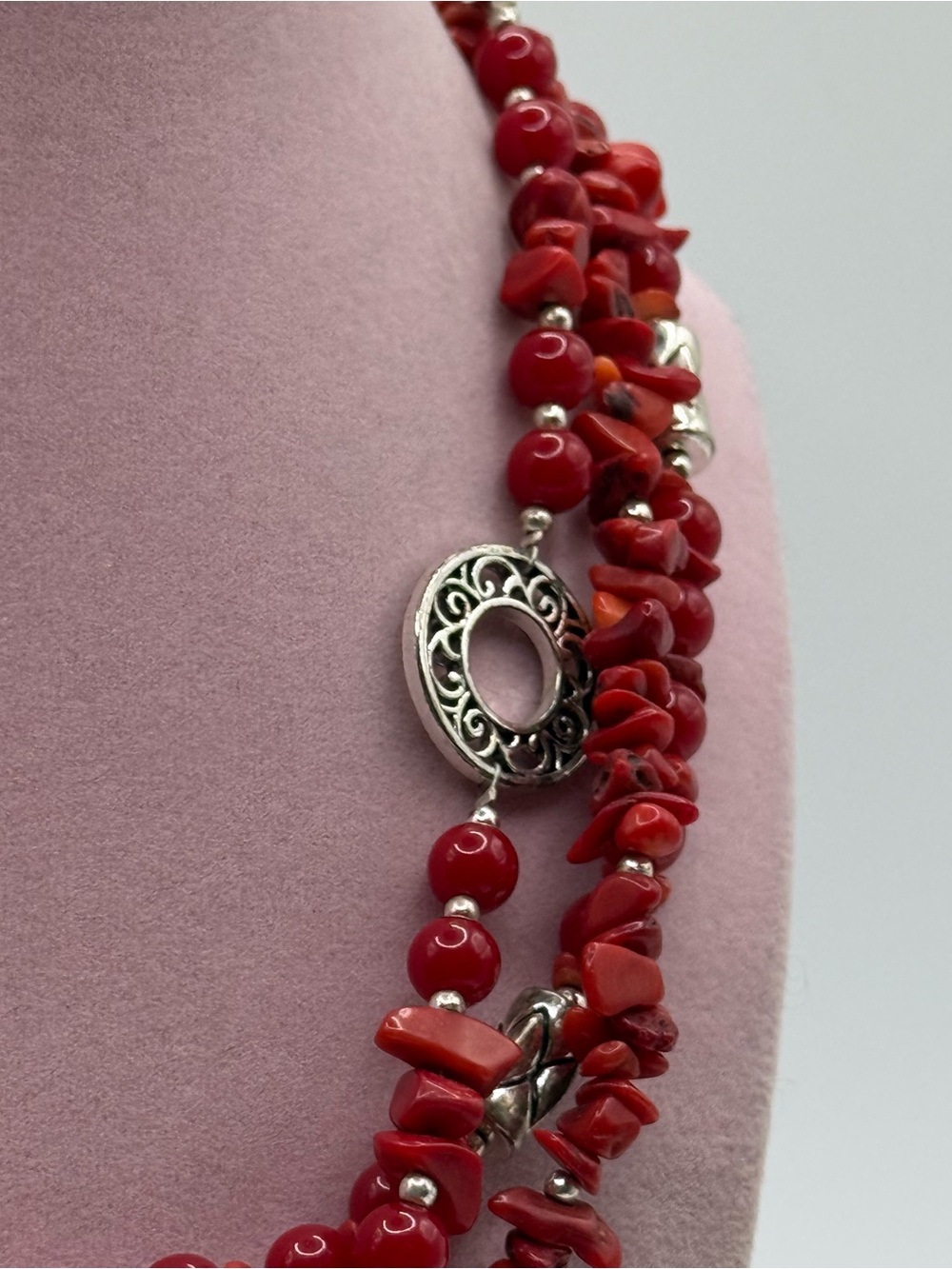 PREMIER DESIGNS TRIPLE STRAND RED CORAL & SILVER TONE NECKLACE - Picture 4 of 8